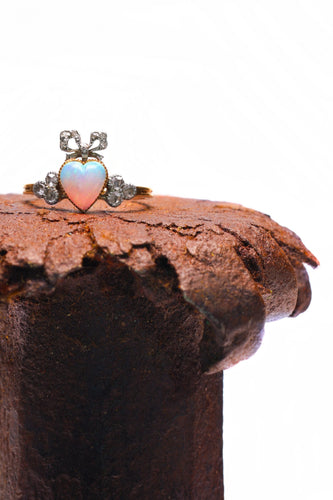 50 Belle Époque - Bague cœur en or jaune, opale et diamants 58 Facettes 26090-0194
