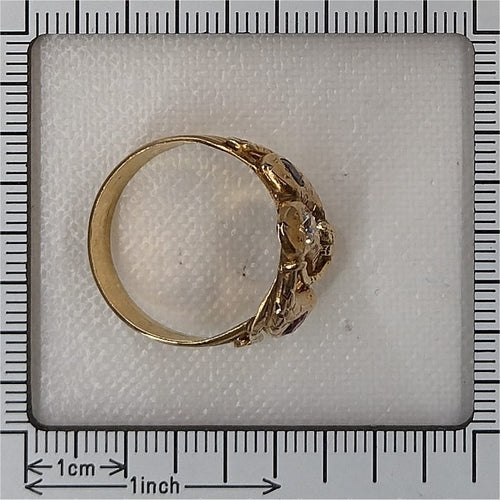 61 Bague triple serpent en or jaune, rubis, saphir et diamant 58 Facettes 26106-0234