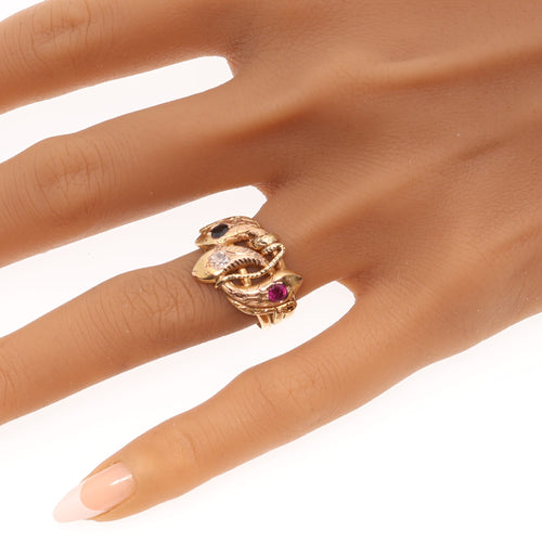 61 Bague triple serpent en or jaune, rubis, saphir et diamant 58 Facettes 26106-0234