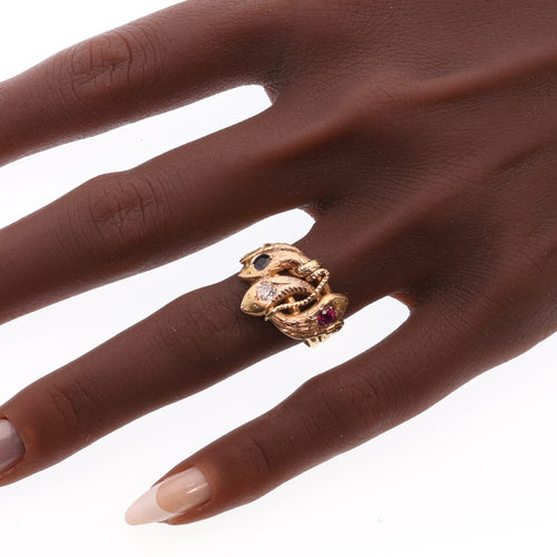 61 Bague triple serpent en or jaune, rubis, saphir et diamant 58 Facettes 26106-0234