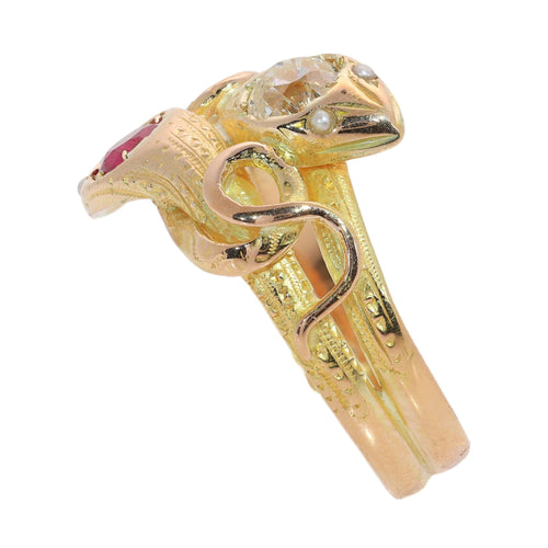 60 Bague serpents victorienne en or jaune, diamant, rubis et perles 58 Facettes 26106-0268