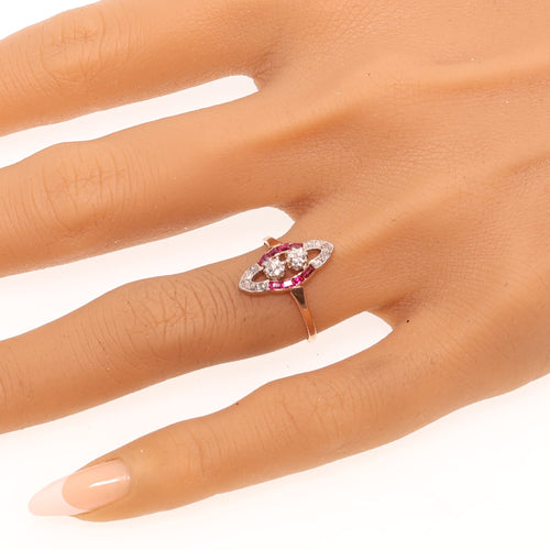 53 Bague Art déco en or rose 18K, diamants et rubis 58 Facettes 26106-0424