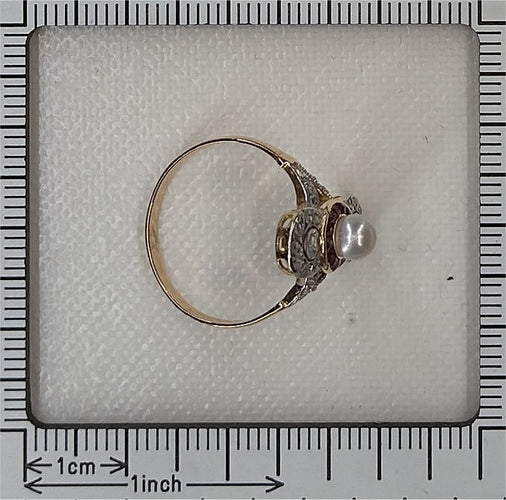 54 Belle Époque-Art déco - Bague en or jaune, perle, rubis et diamants 58 Facettes 26106-0425