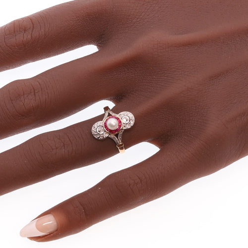 54 Belle Époque-Art déco - Bague en or jaune, perle, rubis et diamants 58 Facettes 26106-0425