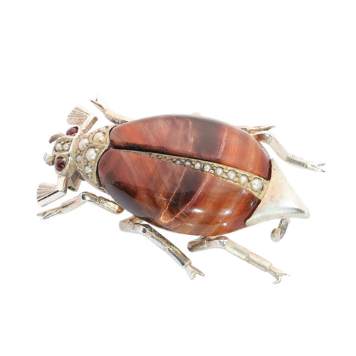 A circa 1880 beetle brooch with reddish tiger’s eye and seed pearls 58 Facettes 26127-0278