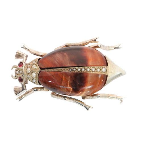 A circa 1880 beetle brooch with reddish tiger’s eye and seed pearls 58 Facettes 26127-0278