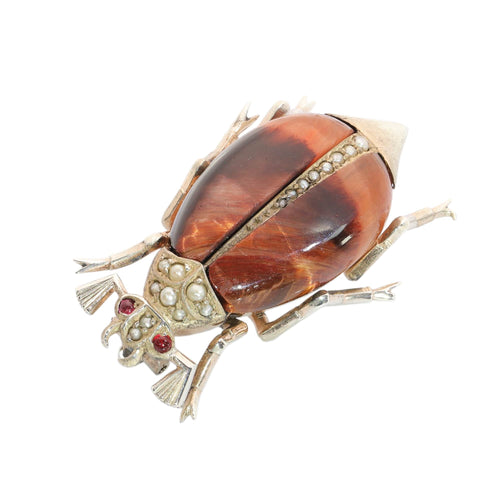 A circa 1880 beetle brooch with reddish tiger’s eye and seed pearls 58 Facettes 26127-0278