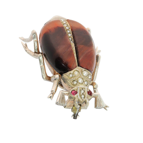 A circa 1880 beetle brooch with reddish tiger’s eye and seed pearls 58 Facettes 26127-0278