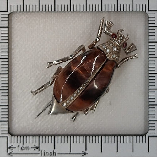 A circa 1880 beetle brooch with reddish tiger’s eye and seed pearls 58 Facettes 26127-0278