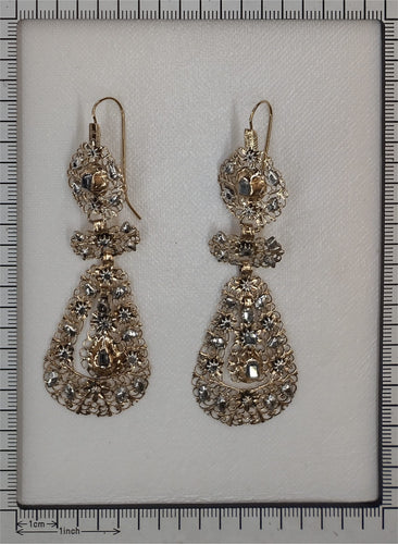 Rococo - Boucles d'oreilles pendantes en or rouge, argent et diamants 58 Facettes 26147-0053