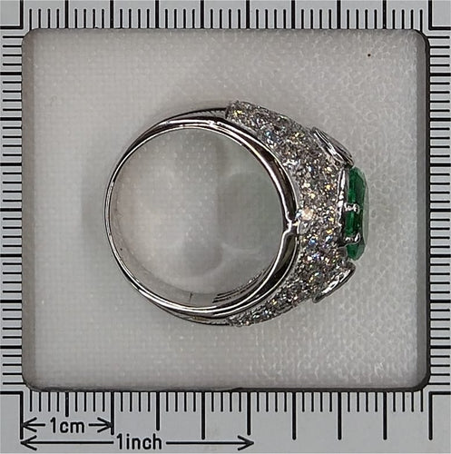 59 Bague vintage en or blanc, émeraude colombienne cœur et diamants 58 Facettes 26155-0108