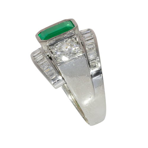 55 Bague en platine avec émeraude et diamants 58 Facettes 26155-0112