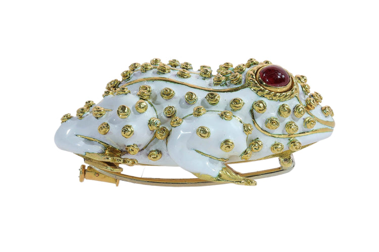 David Webb - Broche grenouille en or jaune, émail blanc et rubis 58 Facettes 26211-0088