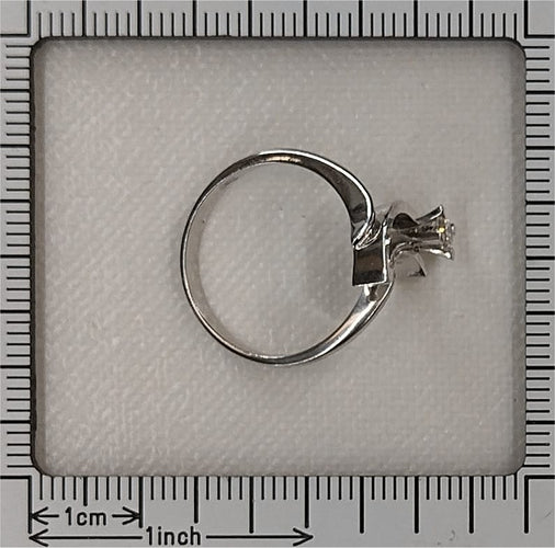 53 Vers 1970 - Bague moderniste en or blanc 18K et diamant 58 Facettes 26232-0179