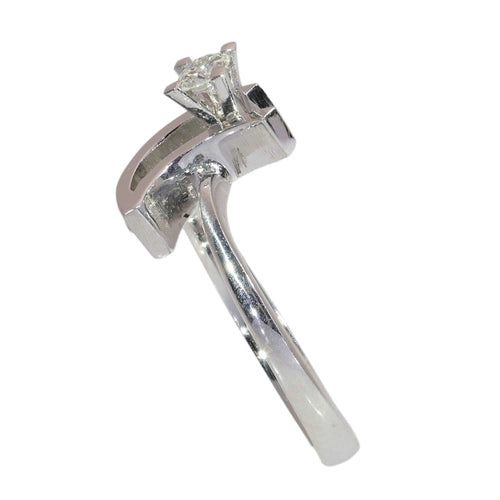 53 Vers 1970 - Bague moderniste en or blanc 18K et diamant 58 Facettes 26232-0179