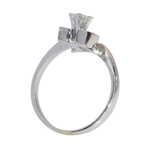 53 Vers 1970 - Bague moderniste en or blanc 18K et diamant 58 Facettes 26232-0179