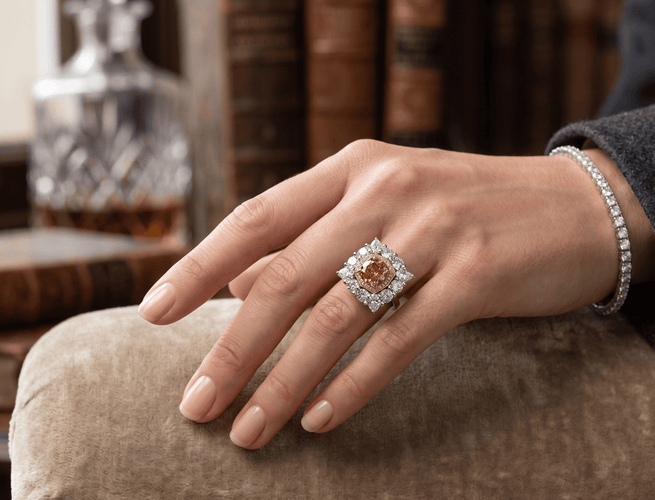 53 Bague diamant Fancy Deep jaune-orangé en platine, or 18 carats et diamants 58 Facettes f30