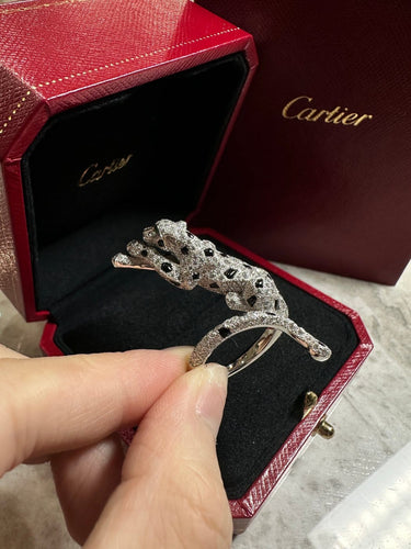 52 Panthère de Cartier - Bague en or blanc, diamants, émeraudes et onyx 58 Facettes jnci162