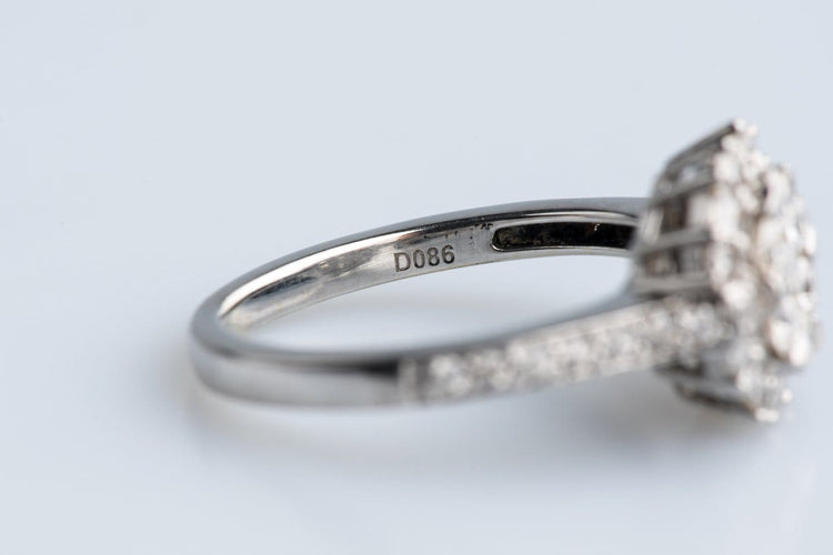 51 Bague chou en or blanc 18K et diamants 2,16 ct 58 Facettes BGCHOUCC1531-107