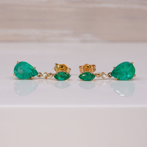 Boucles d'oreilles pendantes en or jaune 14 ct, émeraudes et diamants 58 Facettes E0041