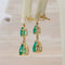 Boucles d'oreilles pendantes en or jaune 14 ct, émeraudes et diamants 58 Facettes E0042