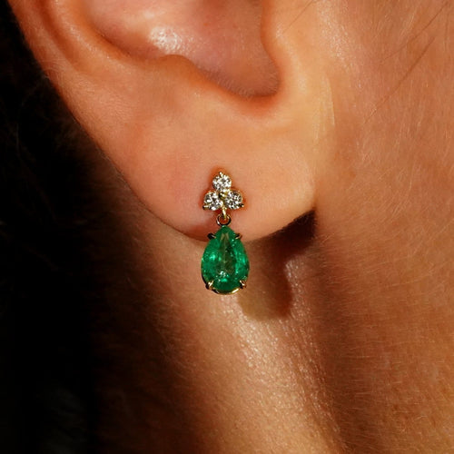 Boucles d'oreilles Boucles d'oreilles pendantes en or jaune 14 ct, émeraudes et diamants 58 Facettes E0043