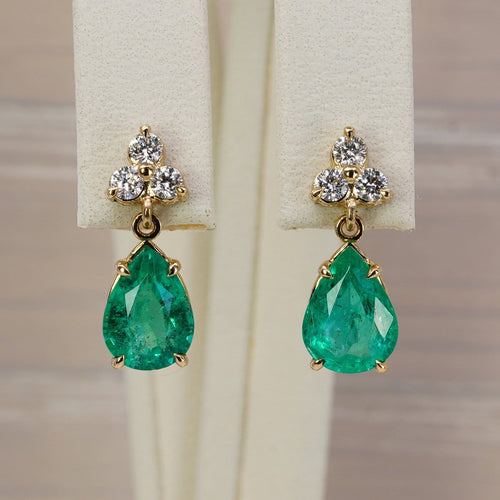 Boucles d'oreilles Boucles d'oreilles pendantes en or jaune 14 ct, émeraudes et diamants 58 Facettes E0043