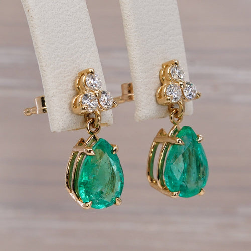 Boucles d'oreilles Boucles d'oreilles pendantes en or jaune 14 ct, émeraudes et diamants 58 Facettes E0043