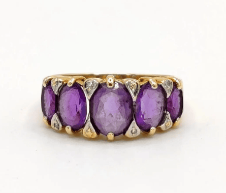 Bague 54 Bague bandeau en or jaune, améthystes et diamants 58 Facettes 239