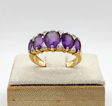 Bague 54 Bague bandeau en or jaune, améthystes et diamants 58 Facettes 239
