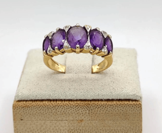 Bague 54 Bague bandeau en or jaune, améthystes et diamants 58 Facettes 239