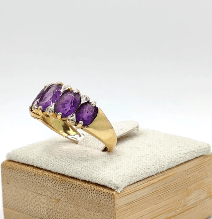 Bague 54 Bague bandeau en or jaune, améthystes et diamants 58 Facettes 239