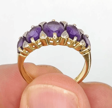 Bague 54 Bague bandeau en or jaune, améthystes et diamants 58 Facettes 239