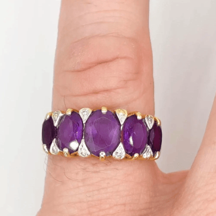 Bague 54 Bague bandeau en or jaune, améthystes et diamants 58 Facettes 239