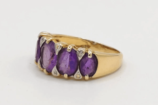 Bague 54 Bague bandeau en or jaune, améthystes et diamants 58 Facettes 239
