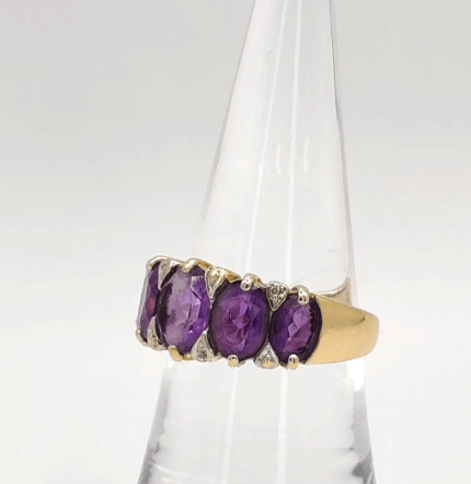 Bague 54 Bague bandeau en or jaune, améthystes et diamants 58 Facettes 239