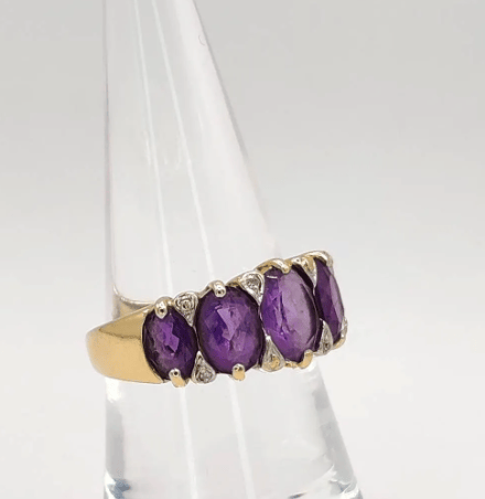 Bague 54 Bague bandeau en or jaune, améthystes et diamants 58 Facettes 239