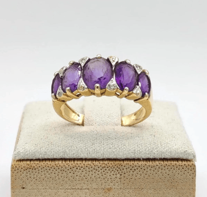 Bague 54 Bague bandeau en or jaune, améthystes et diamants 58 Facettes 239