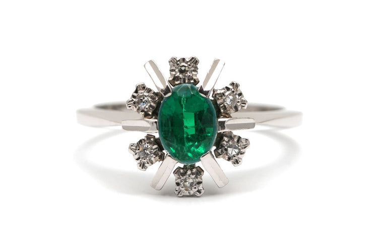 53 Années 70 - Bague en or blanc, doublet d'émeraude et diamants 58 Facettes B909
