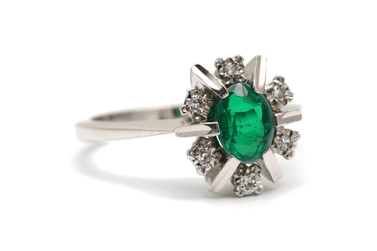 53 Années 70 - Bague en or blanc, doublet d'émeraude et diamants 58 Facettes B909