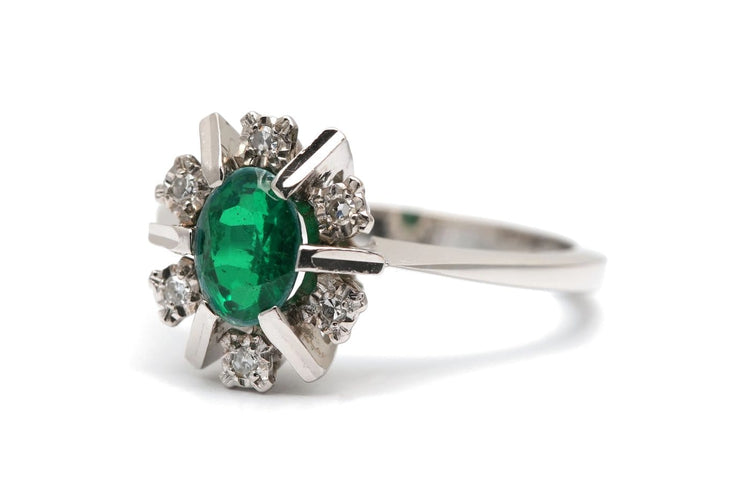53 Années 70 - Bague en or blanc, doublet d'émeraude et diamants 58 Facettes B909