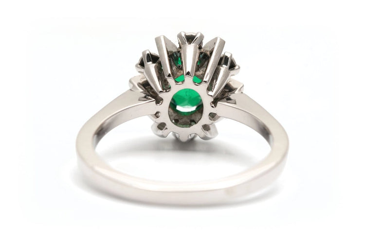 53 Années 70 - Bague en or blanc, doublet d'émeraude et diamants 58 Facettes B909