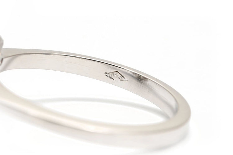 53 Années 70 - Bague en or blanc, doublet d'émeraude et diamants 58 Facettes B909
