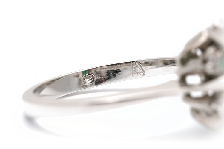 53 Années 70 - Bague en or blanc, doublet d'émeraude et diamants 58 Facettes B909