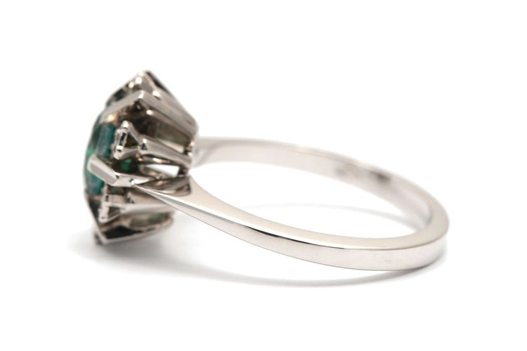 53 Années 70 - Bague en or blanc, doublet d'émeraude et diamants 58 Facettes B909