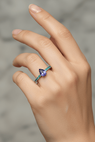 modella-con-anello-paraiba-tanzanite.png