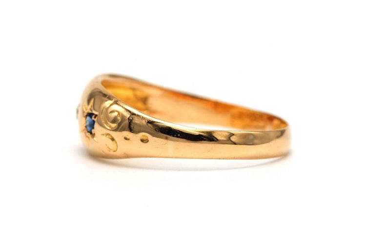 57 Bague Art déco en or jaune 18 ct, diamant et saphirs 58 Facettes B832