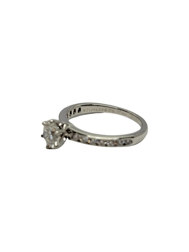 48 Tiffany & Co - Bague solitaire en platine et diamant 58 Facettes 2201
