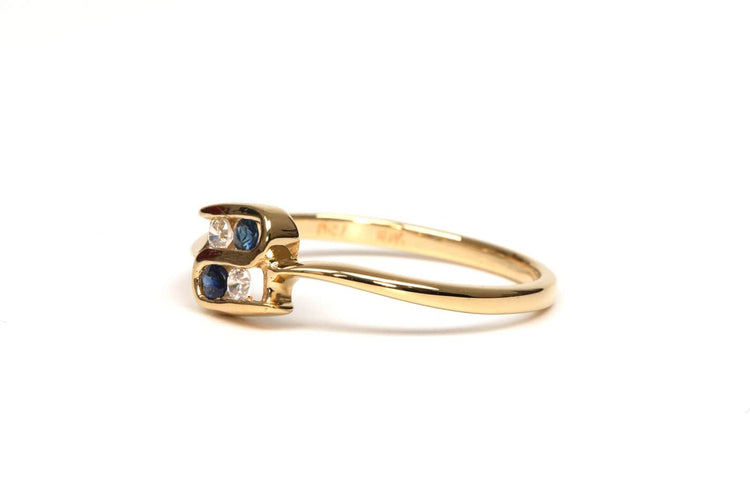 56 Bague contemporaine en or jaune 18 carats, saphirs et diamants 58 Facettes 21791