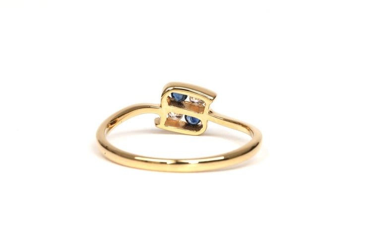 56 Bague contemporaine en or jaune 18 carats, saphirs et diamants 58 Facettes 21791